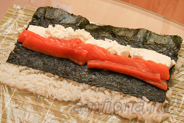 Добавьте несколько ломтиков свежей сёмги или форели для суши 