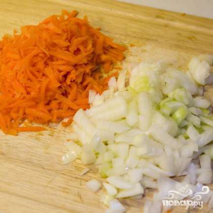 Натереть морковь и нарезать лук.