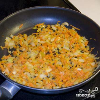 Нагреть масло в сковороде на среднем огне. Обжаривать морковь и лук примерно 4-5 минут.