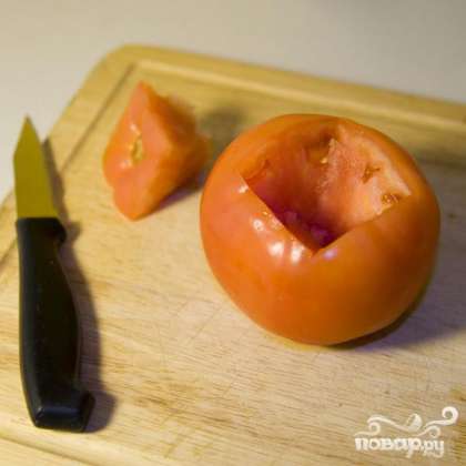 Для начала нужно вырезать сердцевину из помидора.