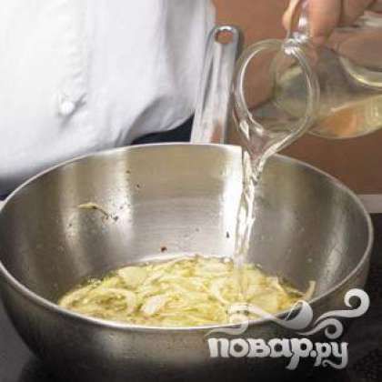 Залить оливковое масло в глубокую сковороду. Бросить туда мелко нарезанный лук. Затем влить белое вино, лимонный сок, добавить чеснок, укроп, тмин, кориандр маленький лавровый лист. Готовить на медленном огне.