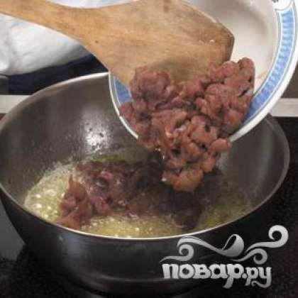 В сковороде со сливочным маслом обжарить лук, добавить потроха, печень и мясо утки. Перемешать.