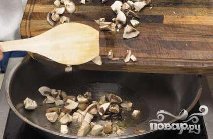 Обжарить грибы в сковороде с небольшим количеством свиного сала и 3 ст. л. растительного масла, добавить соль и готовить несколько минут.