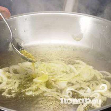 Почистить перец, вымыть и нарезать тонкими полосками. В сковороде с маслом обжарить лук, затем добавить половину измельченного чеснока.