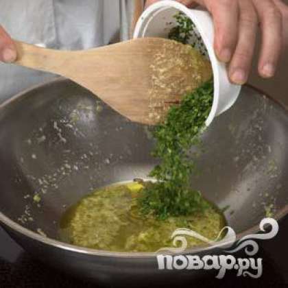 Обжарить чеснок в масле на сковороде, добавить петрушку.