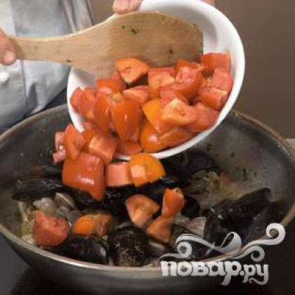 Нарезать помидоры кубиками и добавить к морепродуктам. Посолить и поперчить. Убрать в духовку на 30 минут. Суп подавать с тостами смазанными оливковым маслом и тертым чесноком.