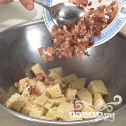 Положить кубики в миску, добавить мелко нарезанный бекон , шинкованный лук, измельченную петрушку, толченый мускатный орех и разбить 1 яйцо.