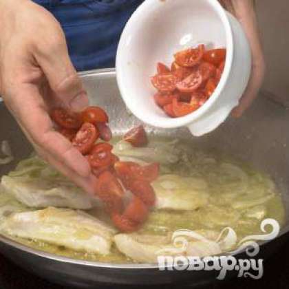 Добавить нарезанные помидоры, соль и перец, залить рыбный бульон, добавить лавровый лист и грибы.