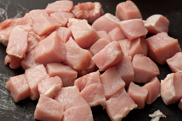 Мясо порежьте кубиками около 2-3 см. Лишний жир лучше срезать.
