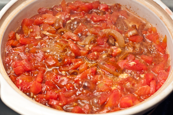 Выложите помидоры в кастрюлю, посолите, влейте пиво и тушите на маленьком огне под неплотно закрытой крышкой около часа. 