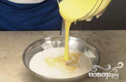 Залить горячее молоко и добавить лимонную цедру.