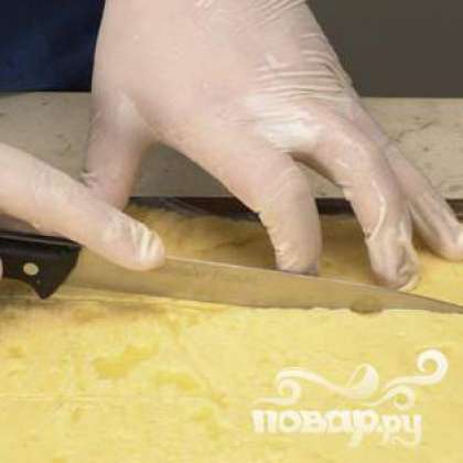 Когда крем-тесто остынет, нарезать на толстые прямоугольники.
