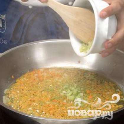 Мелко нарезать лук, сельдерей и морковь. Обжаривать овощи в сковороде с кипящем оливковым маслом. Время от времени помешивать.