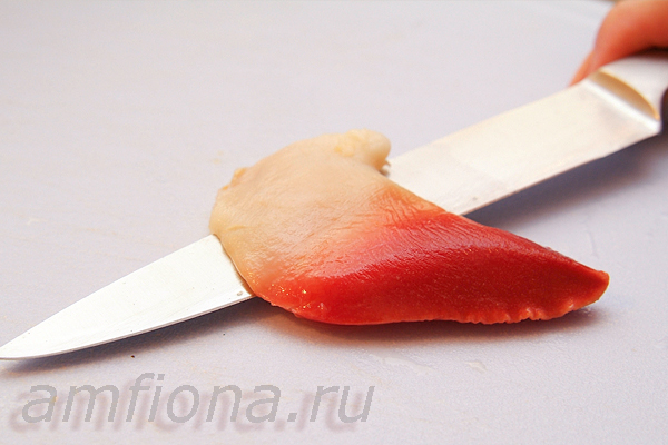 Разрежьте моллюска вдоль на две половинки (из одного хоккигая можно сделать пару нигири-суши) 