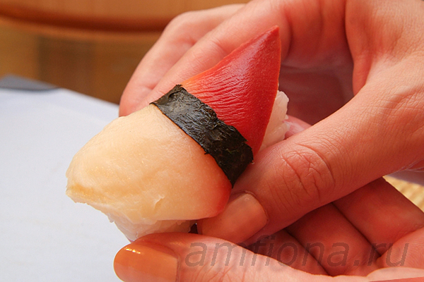 Переверните нигири-суши, подправьте пальцами форму и выложите на тарелку.