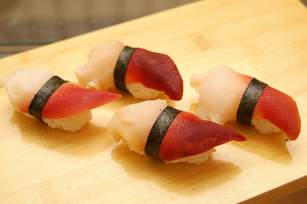 Проделайте те же действия с оставшимся рисом и моллюсками, чтобы приготовить еще несколько нигири-суши с хоккигаем.