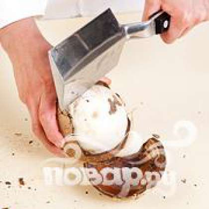 Разбить кокос. Слить кокосовое молоко в кастрюльку. Нарезать белую часть на небольшие кубики.