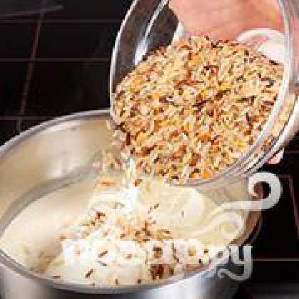 Довести кокосовое молоко до кипения. Приправить солью. Варить рис в молоке около 20 минут.