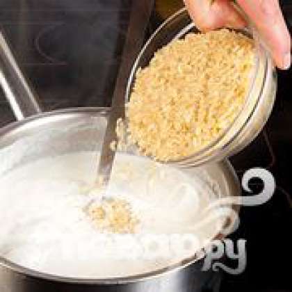 Налить 250 мл в кастрюлю, довести до кипения. Варить рис в молоке около 18-20 минут. Добавить немного сахара. Доливать молоко по мере впитывания/выкипания. В конечном итоге рис должен быть абсолютно сухим.