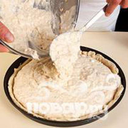 Раскатать тесто по форме пирога. Выложить заправку поверх основы. Нагреть духовку до 200 градусов. Выпекать в течении 15-20 минут.