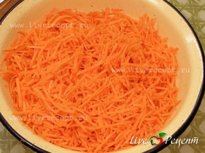 Чтобы приготовить морковь по-корейски, нарезаем морковь тонкой соломкой при помощи специальной терки для корейской моркови. Чеснок трем на мелкой терке или используем чесночный пресс. Морковь посыпаем кориандром, черным и красным перцем, солью, сахаром, добавляем чеснок.Можно использовать и покупную смесь специй для корейской моркови. Сюда же можно добавить молотых грецких орехов, по вкусу.