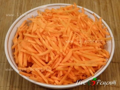Чтобы приготовить плов с говядиной, нарезаем морковь соломкой  (я прибегла к помощи овощерезки).