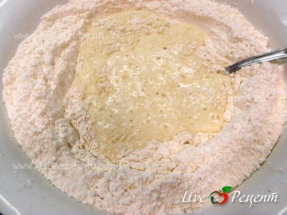 Теперь займемся тестом для вареников с картошкой и грибами. Немного взбиваем яйцо с сахаром. В муку добавляем соль и соду, перемешиваем. В муке делаем воронку, выливаем туда яйца и кислое молоко. Замешиваем тесто.