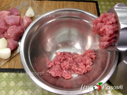 Мясо режем на небольшие кусочки и пропускаем через мясорубку вместе с луком и чесноком.