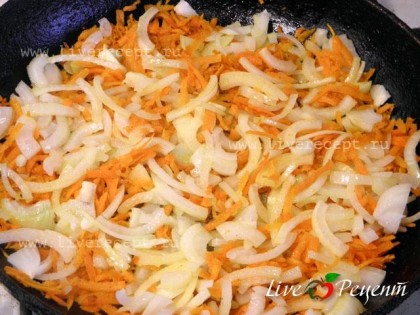 Готовим подливу к тефтелям домашним с подливкой. В  масла на сковороде обжариваем до золотистого цвета морковь, тертую на крупной терке и лук, порезанный полукольцами.