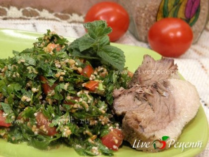 Перед подачей салат должен настояться около часа в холодильнике. Салат Табуле отлично подходит к шашлыку, любому жирному мясу и блюдам на гриле. Приятного аппетита!