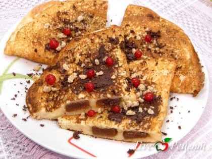 Готовые блины-пирожки с повидлом выкладываем на блюдо и присыпаем тертым шоколадом и молотыми орехами.