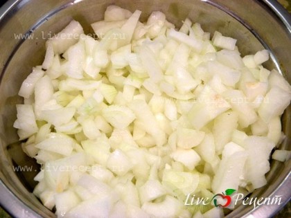 Для приготовления консервированного салата из помидоров, режем крупными кубиками лук.