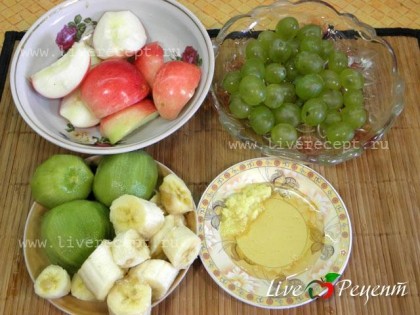 Чтобы приготовить яблочный смузи, фрукты очищаем от кожуры и крупно режем.Если виноград с косточками, их необходимо удалить.