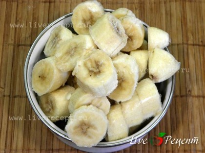 Чтобы приготовить банановое мороженое, бананы очищаем, разрезаем их на кружки, складываем в удобную емкость и замораживаем (4-6 часов).