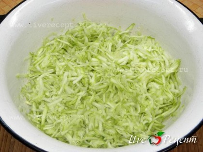 Чтобы приготовить котлеты овощные из кабачков,  трем кабачок на терке и отжимаем сок.