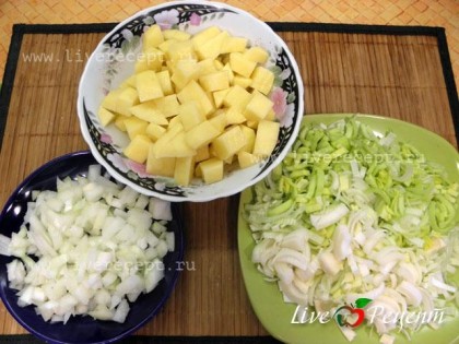 Чтобы приготовить Вишисуаз, мелко нарезаем лук репчатый и лук-порей. Картофель нарезаем небольшими кубиками.
