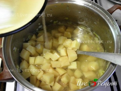 Добавляем в кастрюлю картошку, вливаем бульон, доводим до кипения и варим в течении 30 мин, пока не сварится картофель.Вместо бульона можно взять обычную воду (без газа).