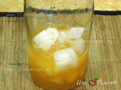 Для приготовления коктейля с персиками и мятой берем удобную емкость, насыпаем лед (щедро) и добавляем нектарин.