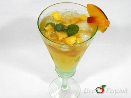 Подавать коктейль с персиками и мятой необходимо сразу, бокал можно украсить фруктами.