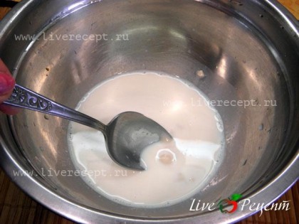 Приготовим тесто для пирожков с капустой. Подогреваем молоко, чтобы оно было теплым. В миске смешиваем дрожжи, небольшое количество молока и примерно 1 ст. лож. сахара. Оставляем все это на 15 мин, чтобы дрожжи «проснулись».