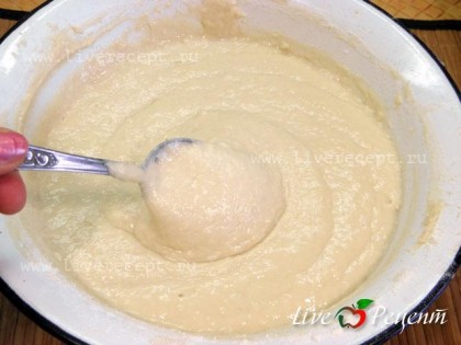 Тем временем растапливаем маргарин и даем ему немного остыть. Берем миску с дрожжами (там должна образоваться такая шапочка) добавляем сюда остальной сахар, маргарин, молоко и муку (600 г) тесто должно получиться как на оладьи.
