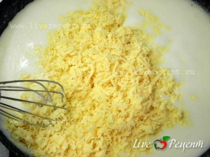 Доводим соус до кипения, провариваем его еще 3 минуты, до легкого загустения. Добавляем тертый сыр и перемешиваем до растворения сыра. Добавляем соль, натертый мускатный орех, сливочное масло (20 г).Соус должен получиться не слишком жидким и не слишком густым. При остывании соус густеет.