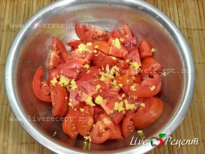 Для томатного салата с мятой и лимоном помидоры разрезаем на небольшие ломтики, перемешиваем с натертой на терке лимонной цедрой. Все оставляем настаиваться на 1 час.