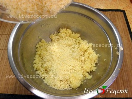 В миску с кашей добавляем яйца, тертый твердый сыр, соль и перец по вкусу.