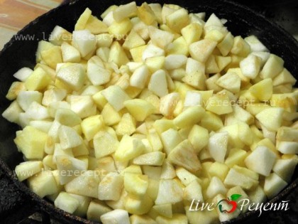 Яблоки чистим и режем их на кусочки средней величины. Периодически перемешиваем яблоки и поливаем лимонным соком, чтобы они не потемнели. Затем яблоки необходимо немного потушить на сухой сковороде, чтобы они стали мягкими, но не расползлись.