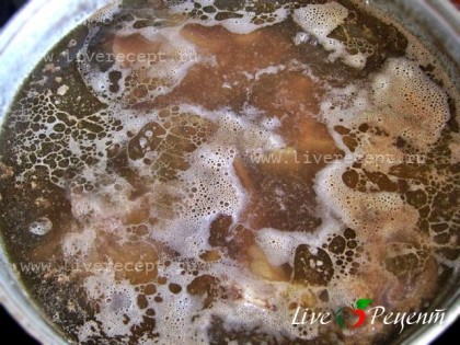 Для приготовления супа с мясом и щавелем сначала, как обычно, варим бульон. В кастрюлю кладем хорошо вымытое мясо, заливаем водой. Добавляем коренья, лавровый лист, перец и солим.