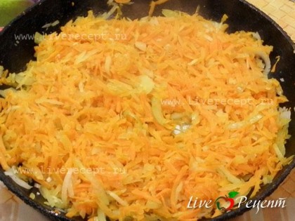 Затем чистим и режем картофель (не крупно). Бросаем в кастрюлю вместе с измельченным  мясом и варим до готовности картофеля. Пока картофель варится, нарезаем мелко лук и морковь. Обжариваем в сковороде на растительном масле сначала лук, потом добавляем морковь, обжариваем до мягкости.