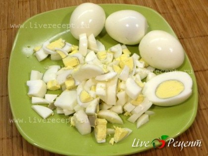 Также измельчаем зелень петрушки и яйца.Яйца режем не сильно мелко, иначе получится каша.