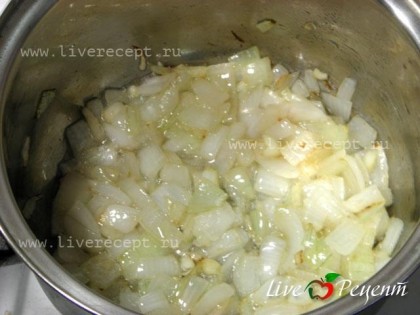 Берем кастрюлю, в которой будем варить суп, наливаем масло, разогреваем его и обжариваем около 5 минут лук и чеснок. Добавляем тыкву, яблоки, тимьян, соль и перец по вкусу. Вливаем 750 мл воды и доводим до кипения. Варим суп на среднем огне минут 20-25.