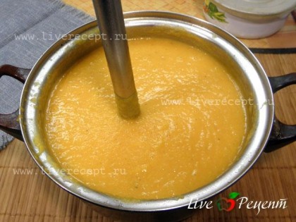 При помощи блендера измельчаем суп в пюре, добавляем сливки и прогреваем, но не до кипения.